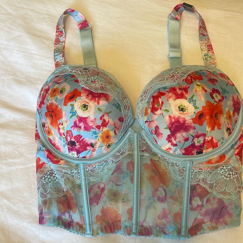 Victoria’s Secret corset made for a real slim person.